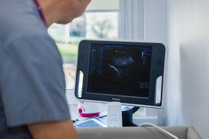 Ultrasonograf w gabinecie lekarskim.