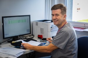 Lekarz przy biurku z komputerem.