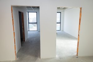 Puste pomieszczenia biurowe.