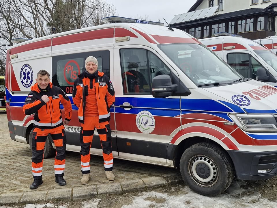 Ratownicy medyczni przy karetce.