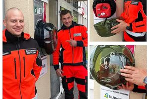 Ratownicy medyczni z defibrylatorem.