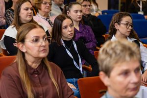 Grupa uczestników konferencji.