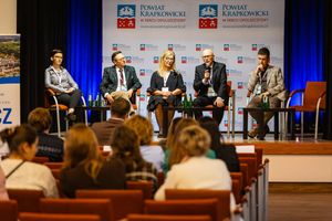 Panel dyskusyjny na konferencji.