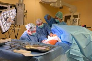 Zespół chirurgiczny podczas operacji.