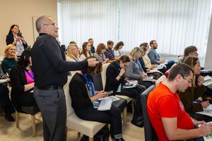 Wykład w sali konferencyjnej.