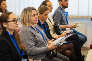 Uczestnicy konferencji siedzący w sali.