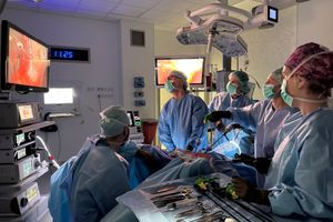 Zespół chirurgiczny podczas operacji.