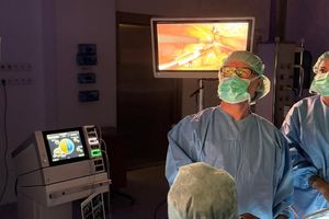 Zespół chirurgiczny w sali operacyjnej.