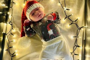 Noworodek w świątecznym kapeluszu.