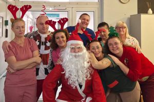 Zespół w kostiumach świątecznych.