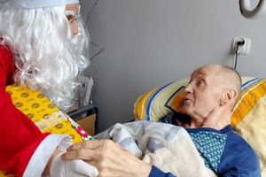 Mikołaj odwiedzający pacjenta.