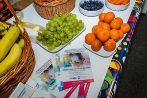Stół z owocami i ulotkami.