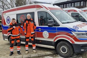 Ratownicy medyczni przy ambulansie.