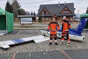 Ratownicy obok wraku samolotu.