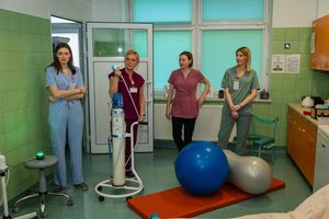 Zespół medyczny w sali rehabilitacyjnej.
