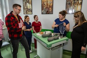 Grupa ludzi podczas szkolenia medycznego.