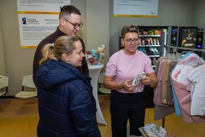 Rozmowa przy stoisku z ubraniami.