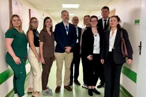Grupa pracowników służby zdrowia.