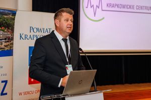 Mężczyzna przemawiający na konferencji.