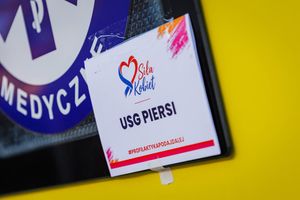 Tablica informacyjna o USG piersi.