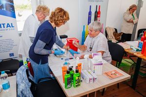 Kobiety w trakcie warsztatów kosmetycznych.